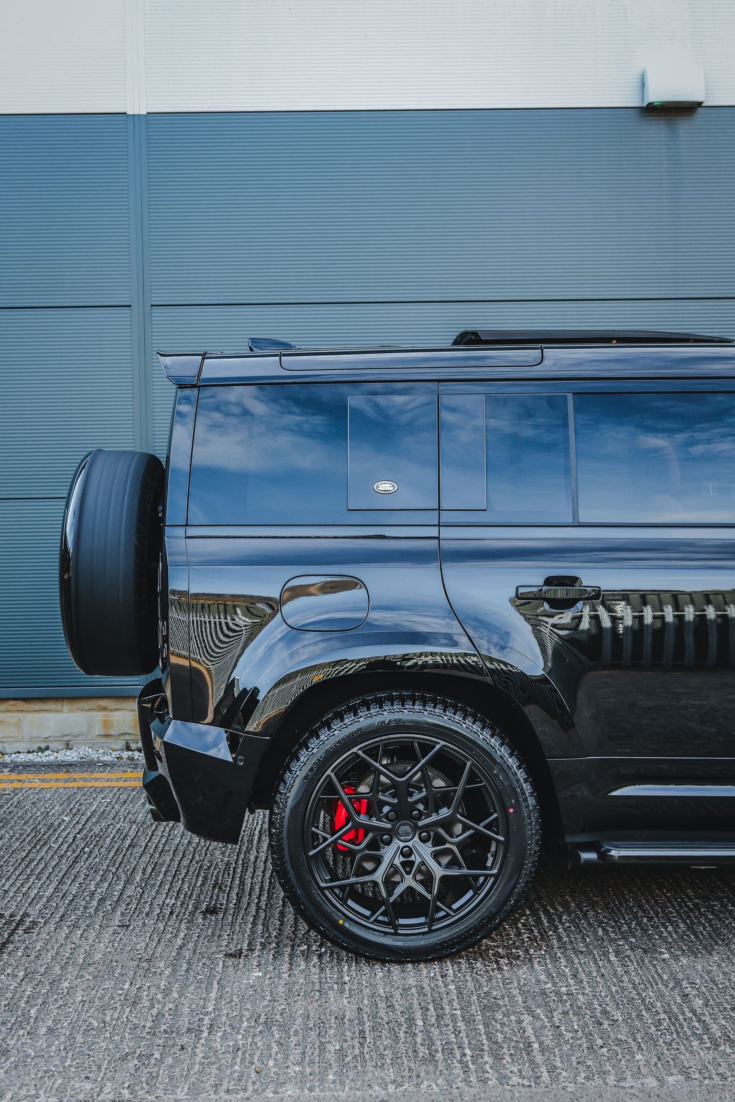 Defender V8 Black still