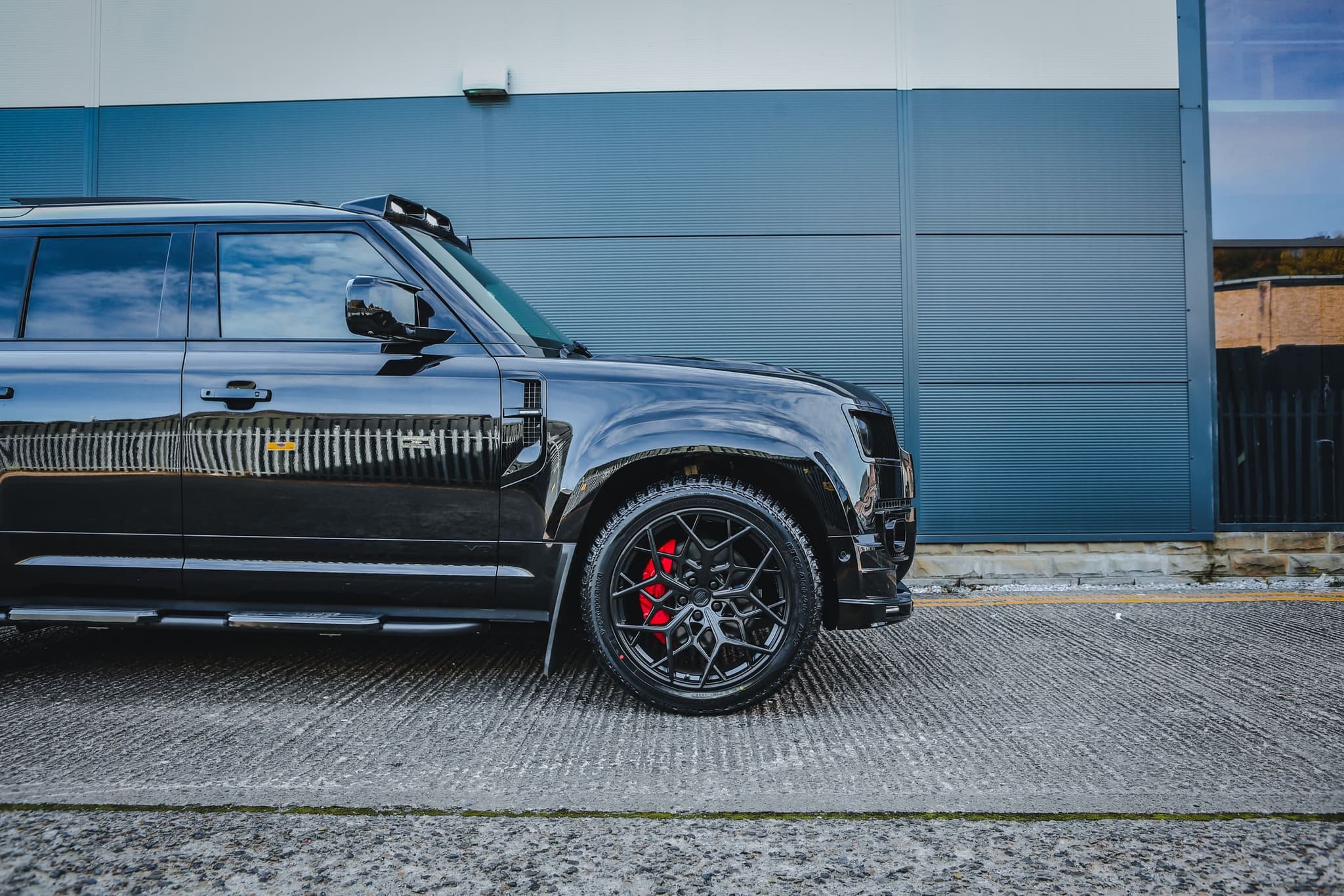 Defender V8 Black still