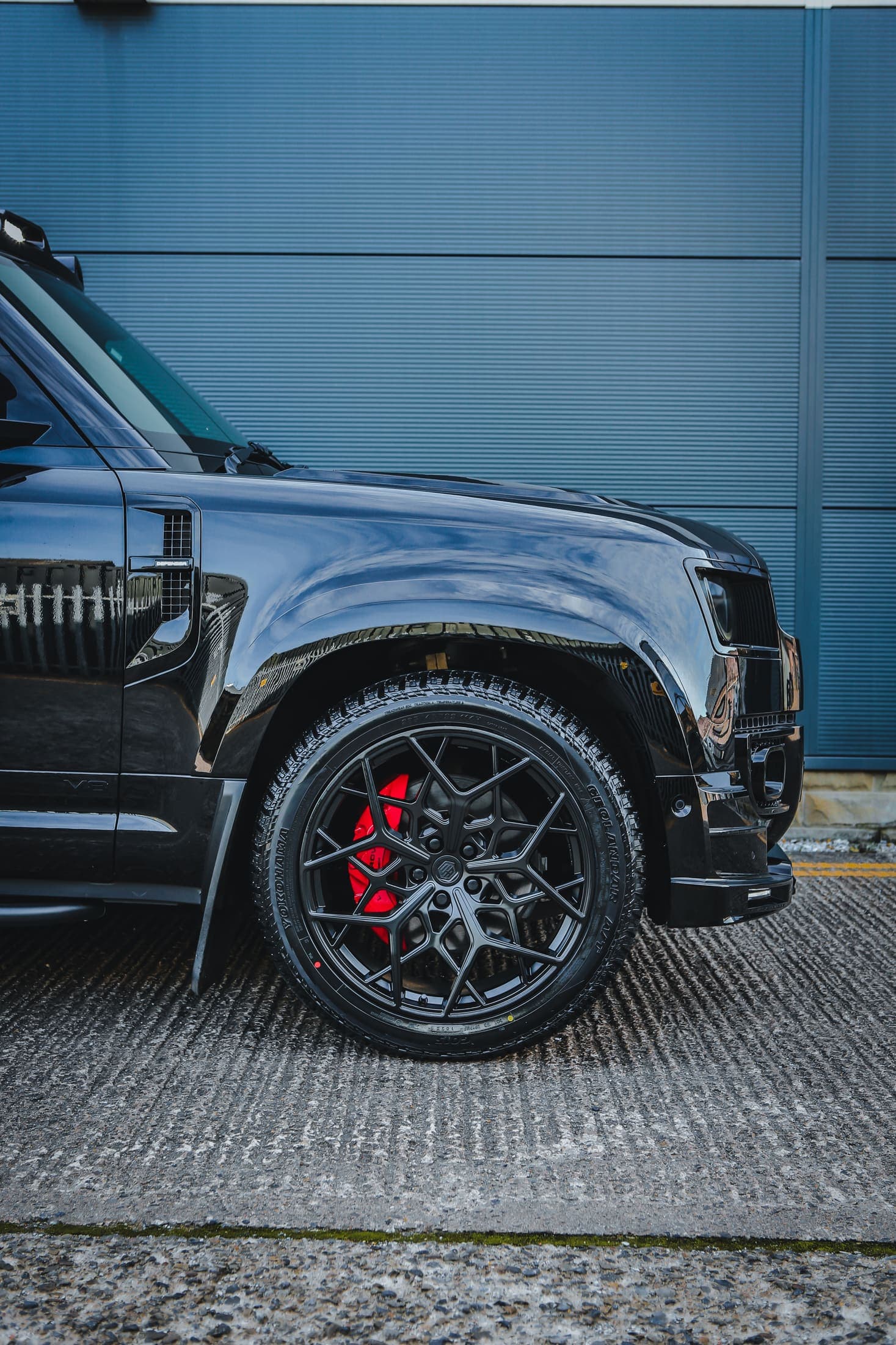 Defender V8 Black still