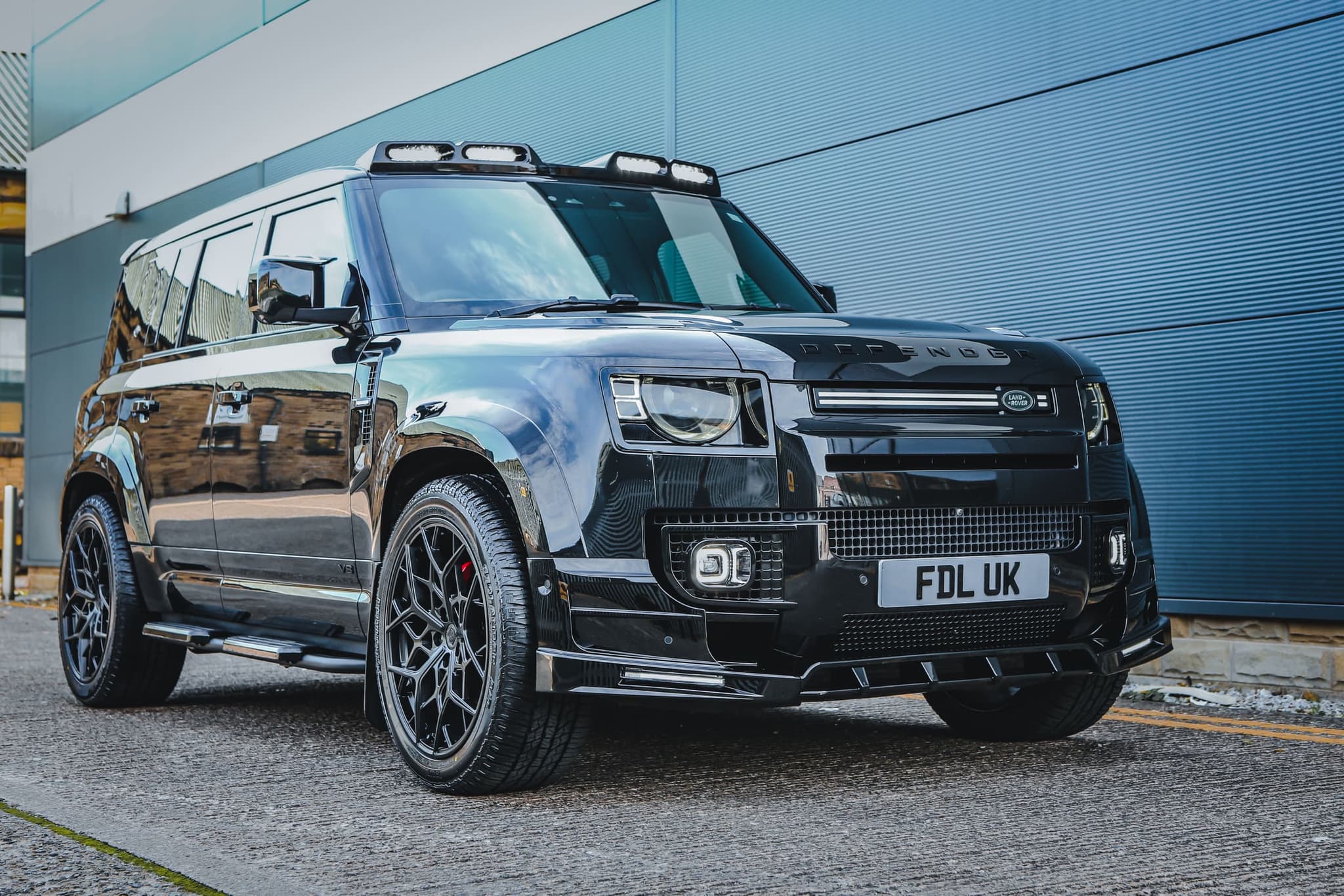 Defender V8 Black still