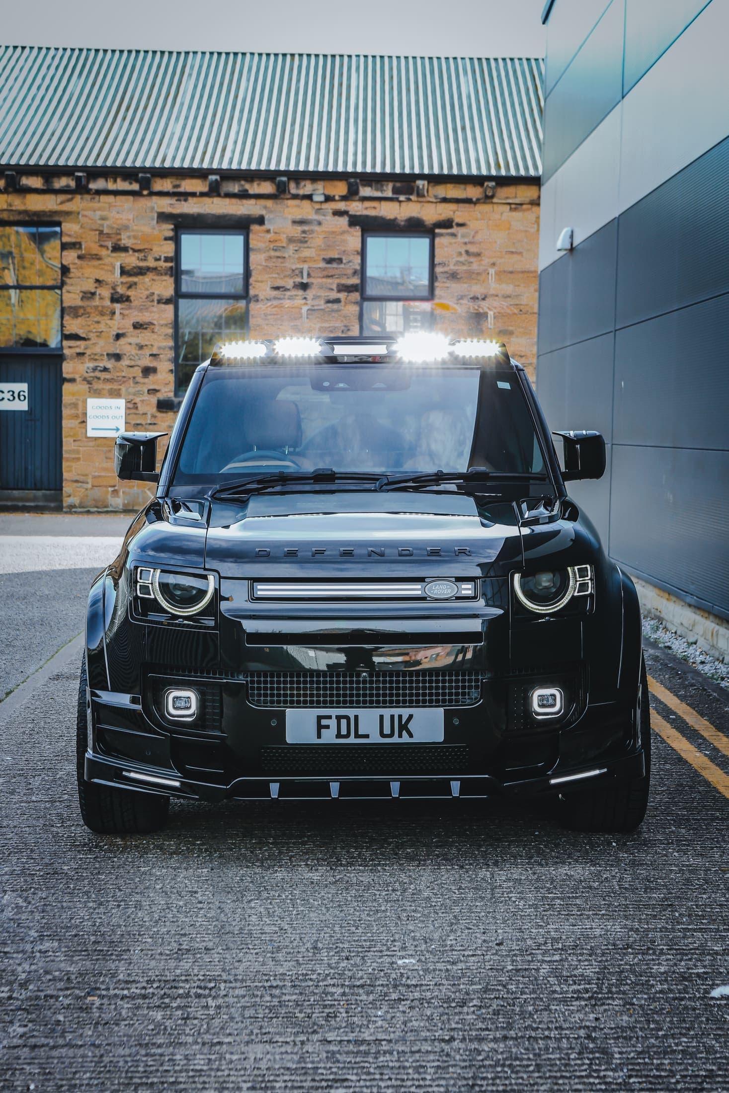 Defender V8 Black still