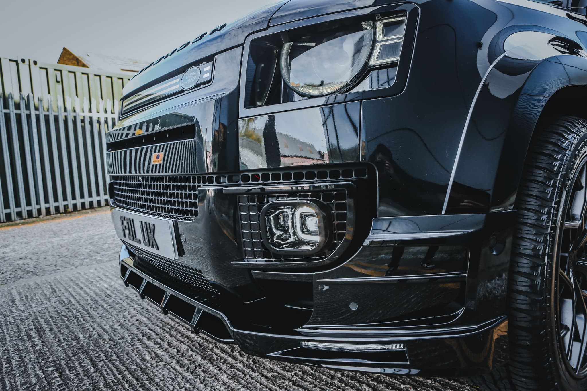 Defender V8 Black still