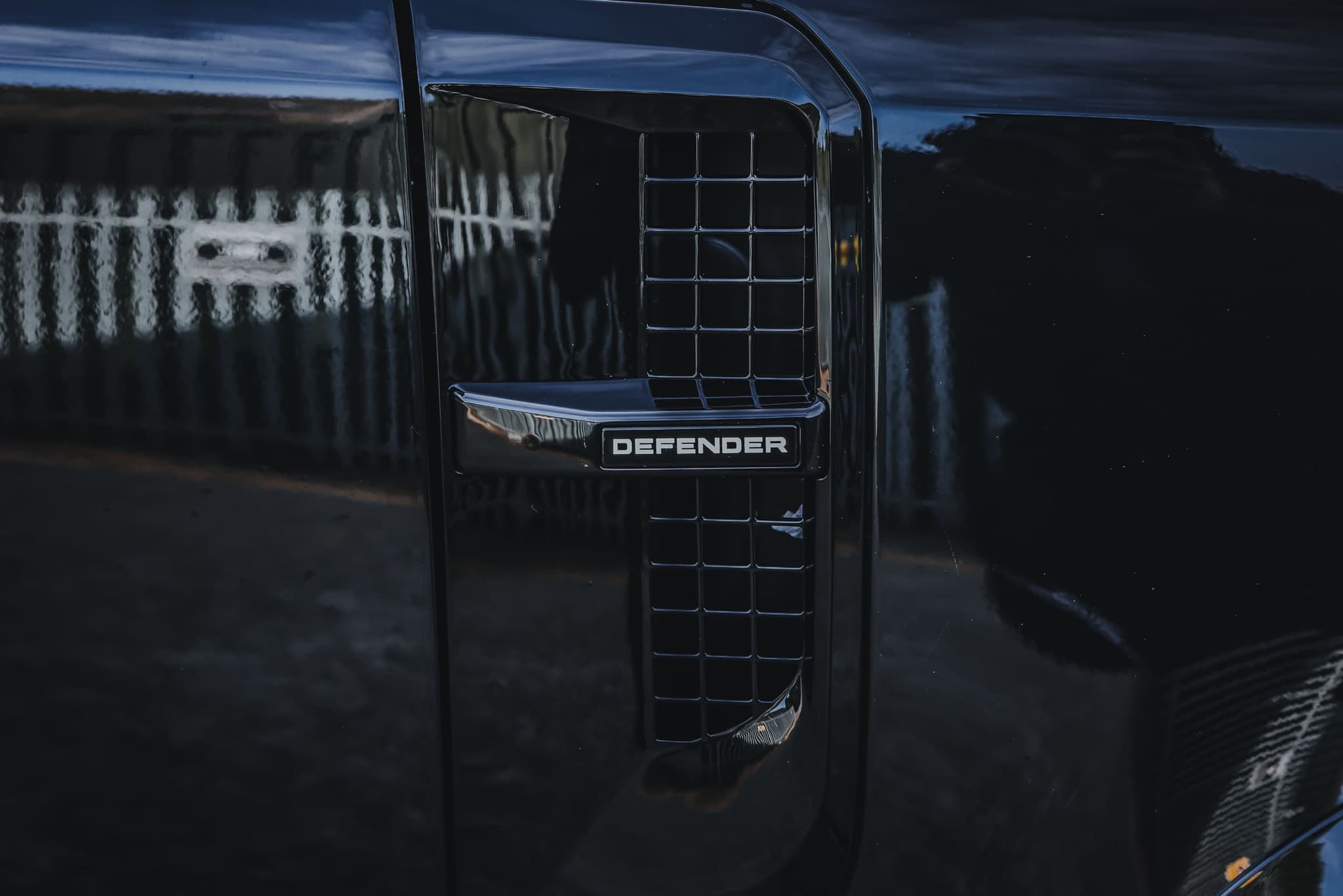 Defender V8 Black still