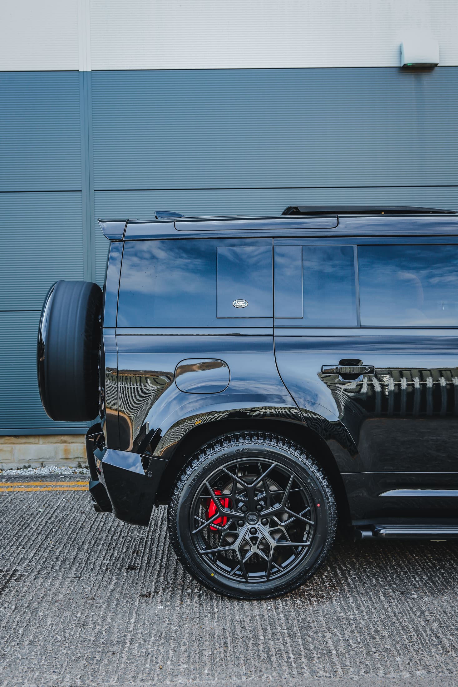 Defender V8 Black still