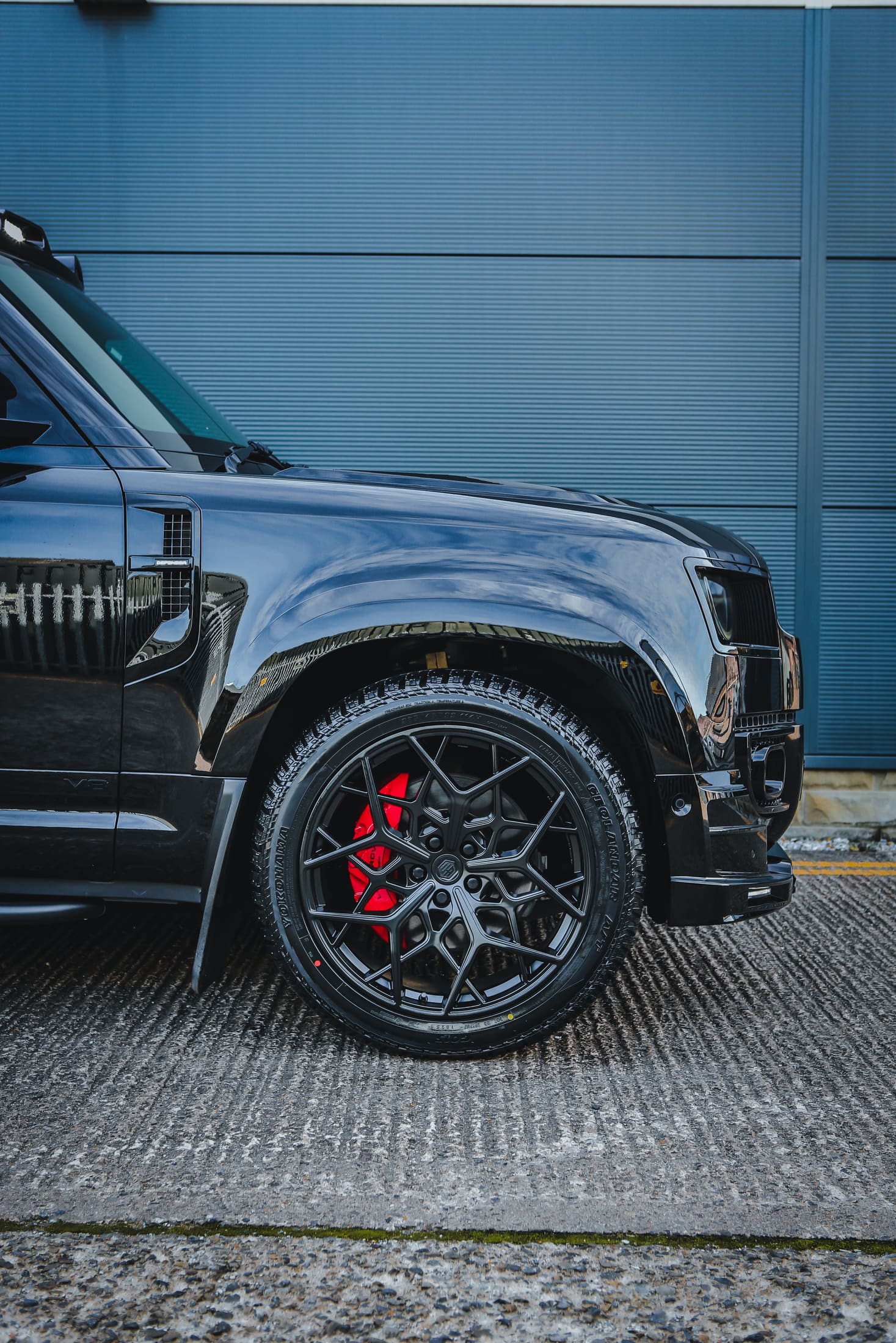 Defender V8 Black still