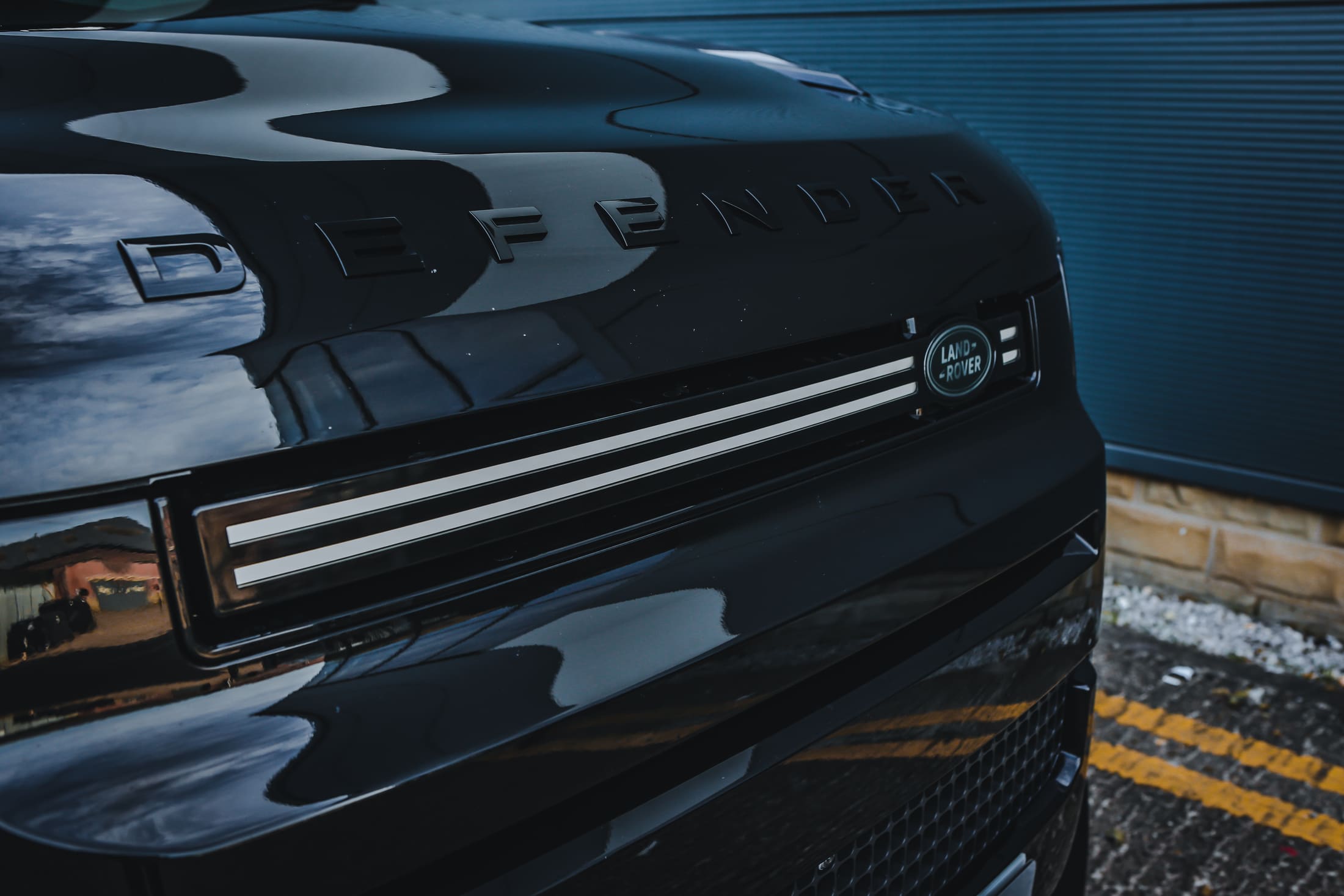 Defender V8 Black still