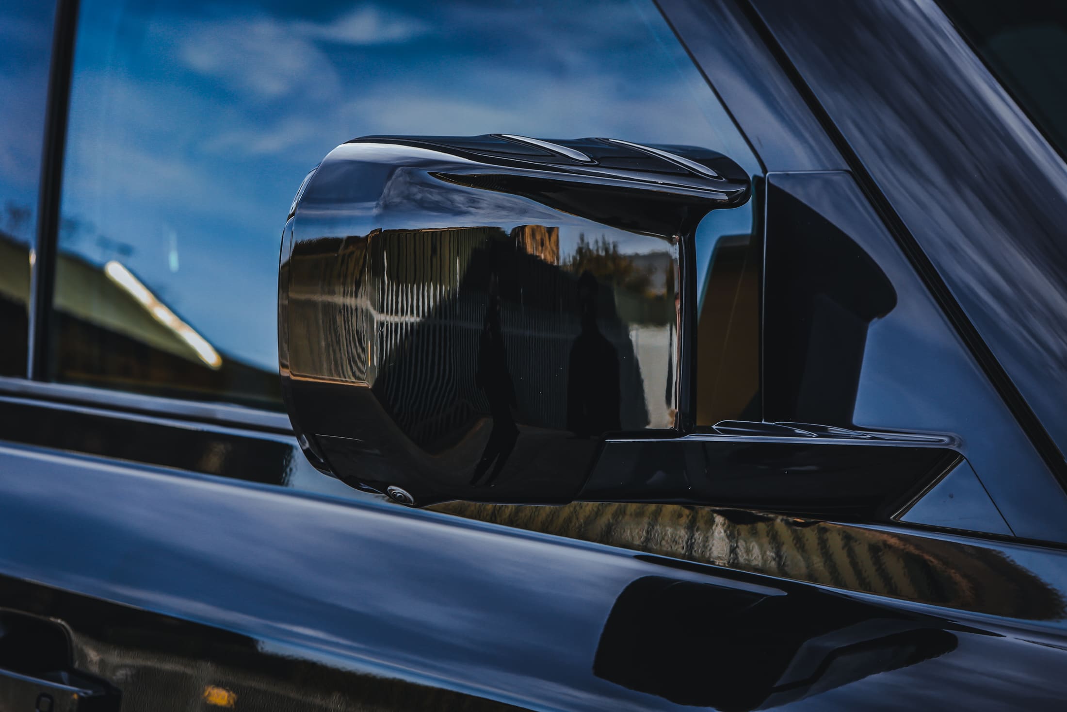 Defender V8 Black still